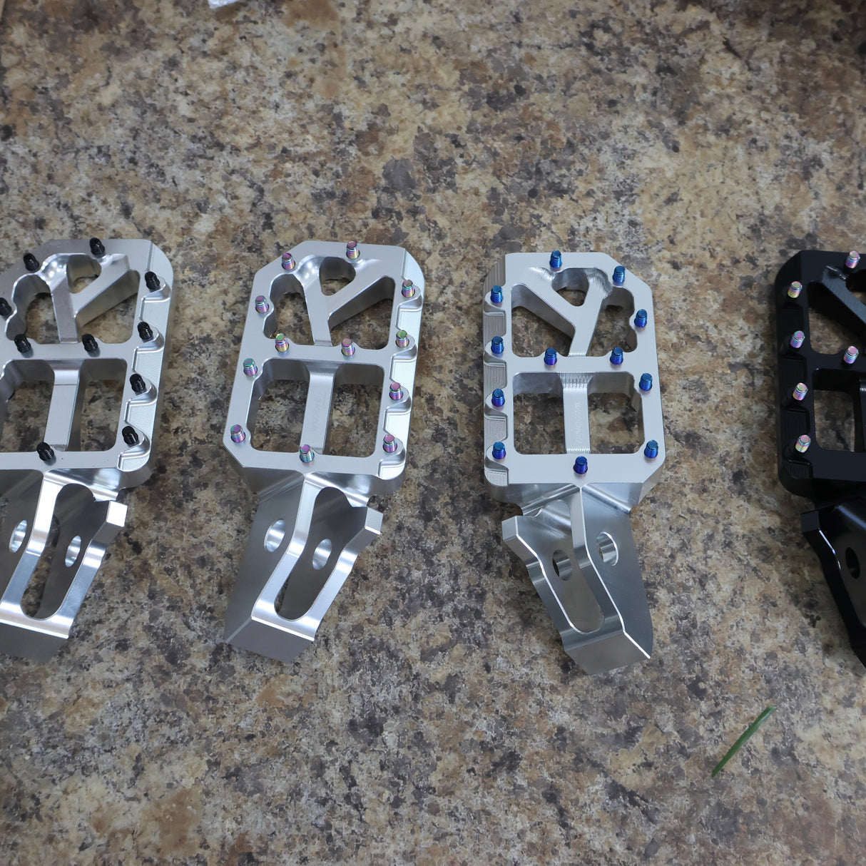 Wide Ultra Bee Pegs