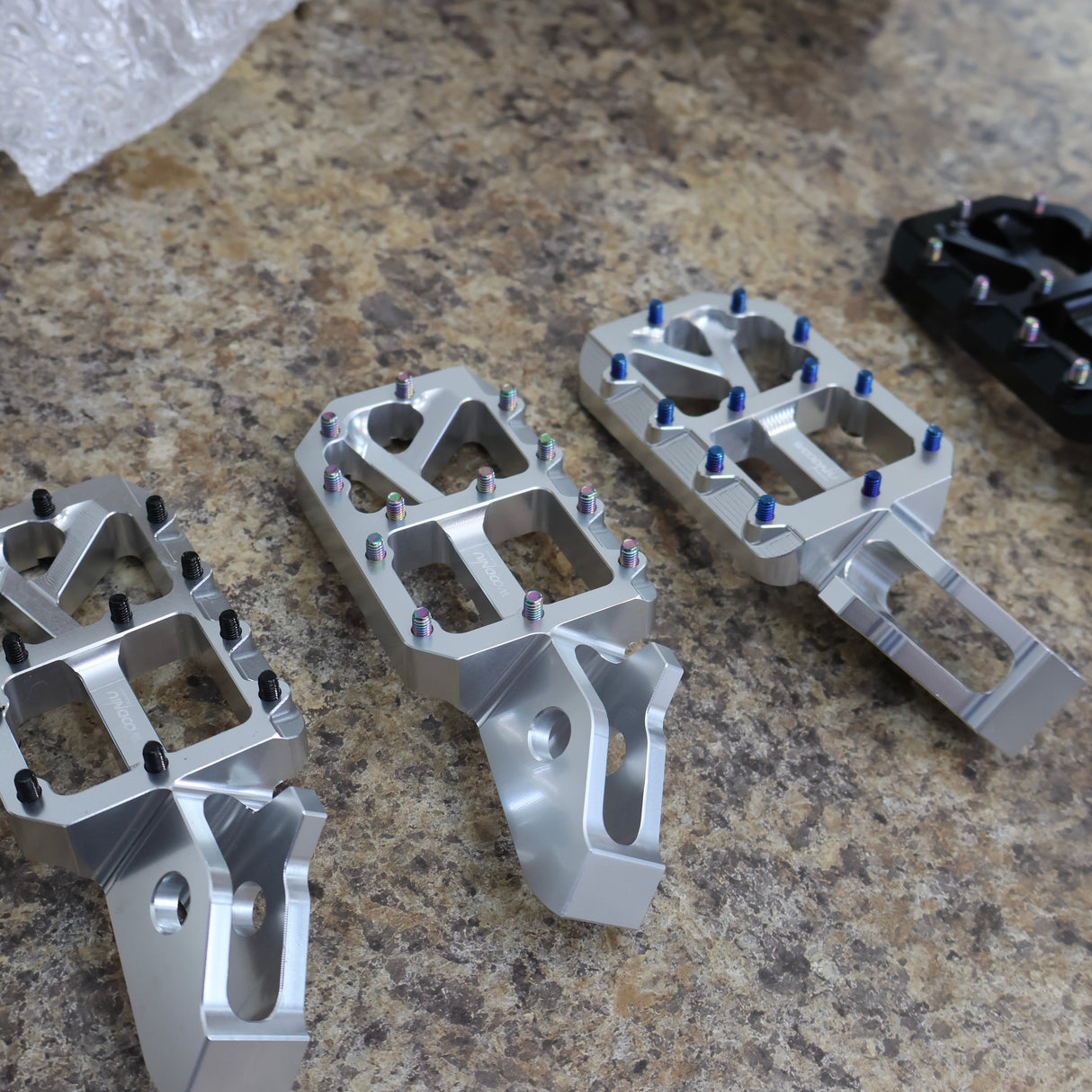Wide Ultra Bee Pegs