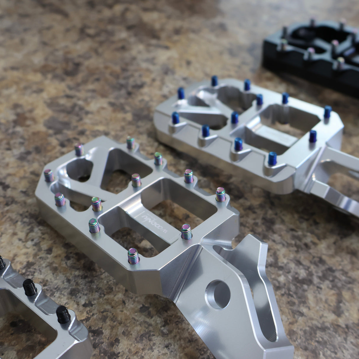 Wide Ultra Bee Pegs